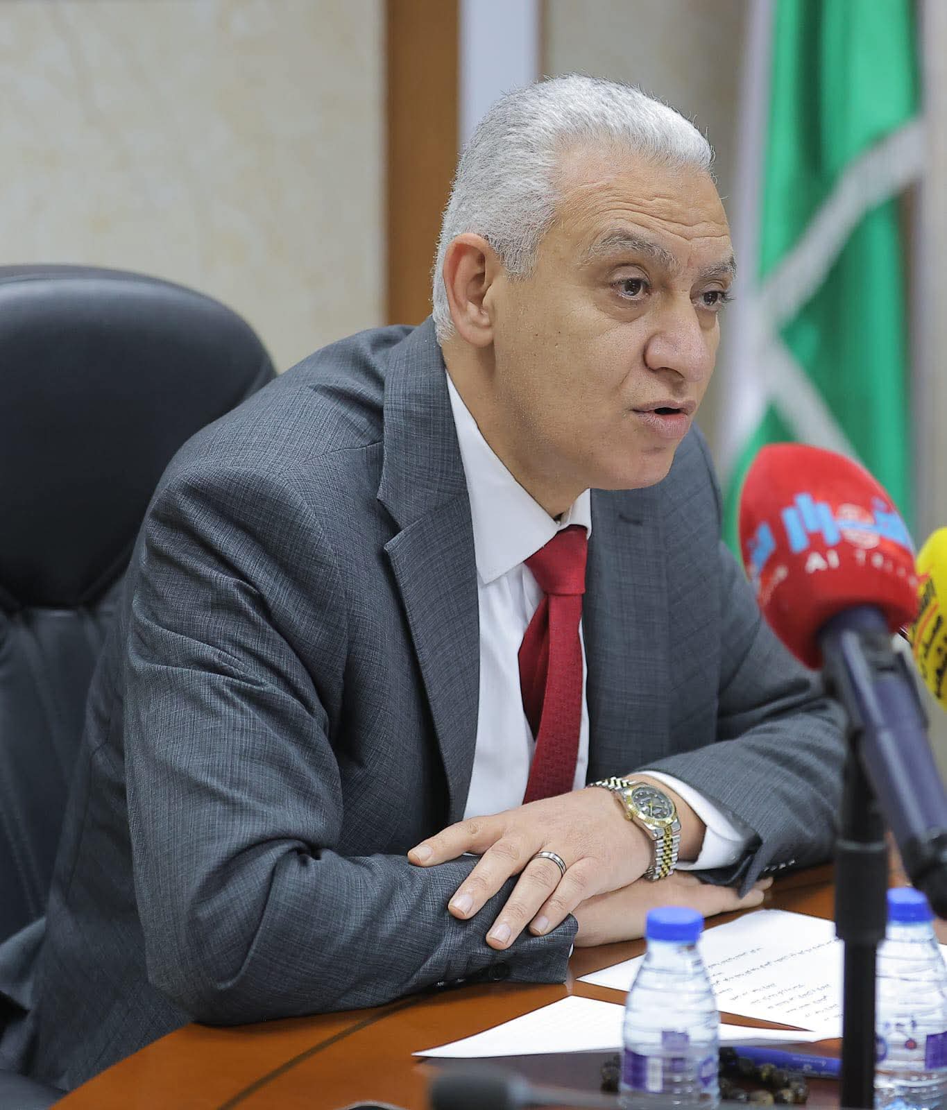 العموش يطالب رئيس الوزراء بالعودة الى التعيين على مخزون ديوان الخدمة 