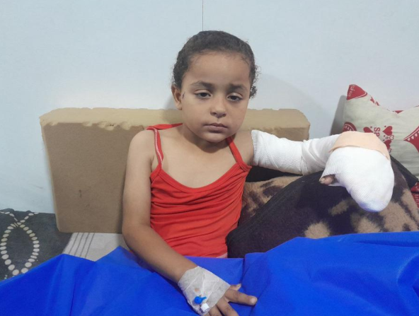 "سوار" ..  طفلة نجت من القصف وتحارب ألم الفقد والحرمان