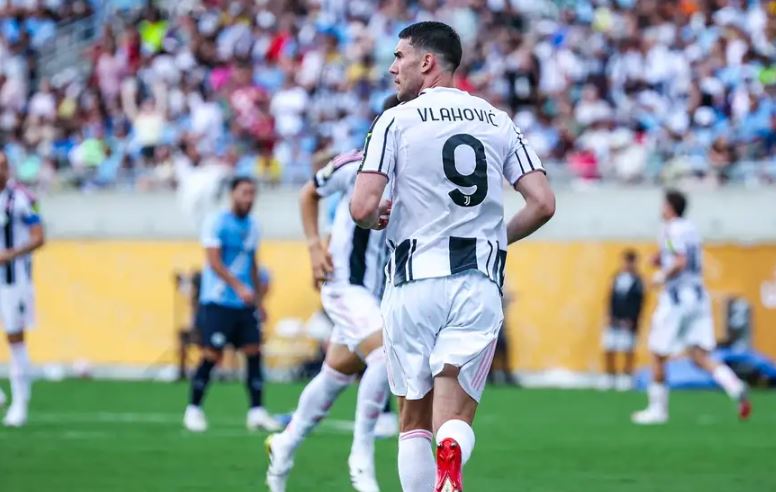 تصرف غير متوقع من فلاهوفيتش يفجر الجدل 