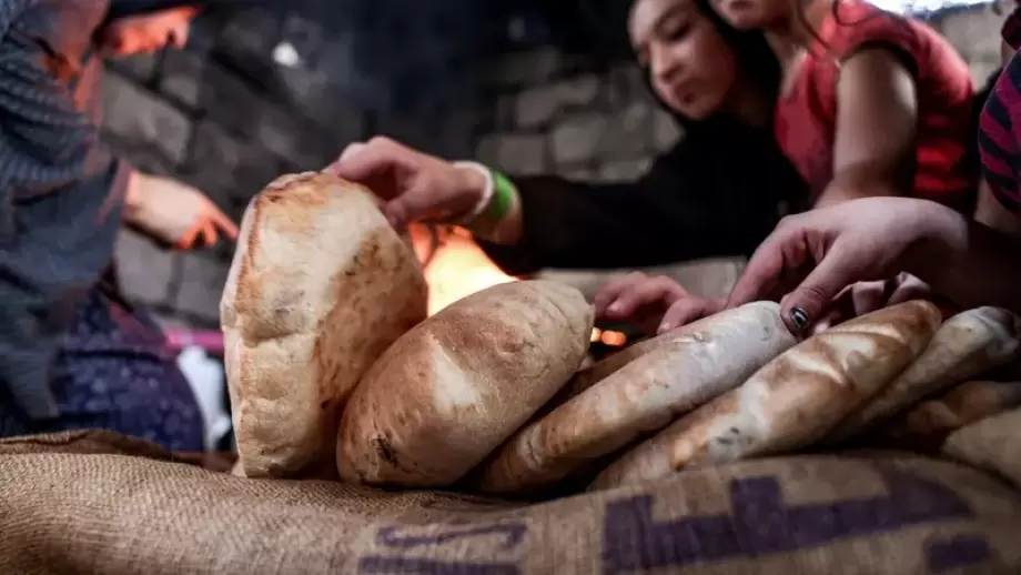 طوابير طويلة وأسعار متصاعدة… الخبز يعود إلى دائرة الأزمة في غزة 