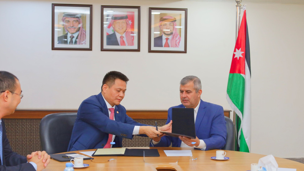 "الطاقة" توقّع مذكرة تفاهم مع شركة UEG الصينية لدراسة جدوى الهيدروجين الأخضر