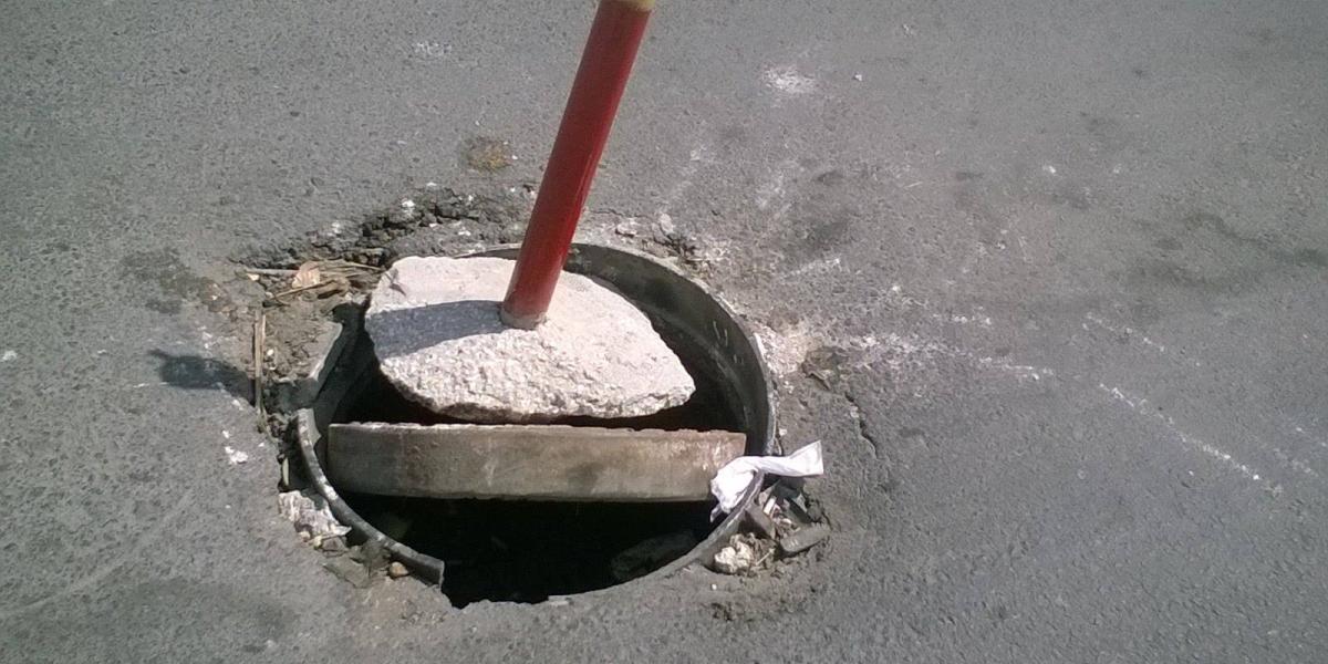 مناهل مكشوفة بعد سرقة أغطيتها ..  خطر يهدد الأرواح والمركبات