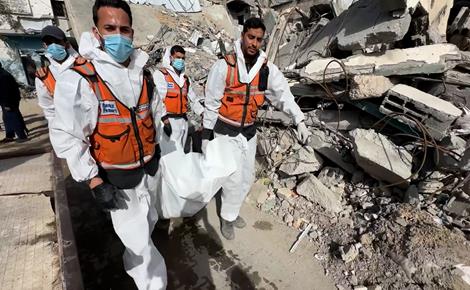 نقل رفات 50 شهيدا من "مقبرة عشوائية" في مدينة غزة