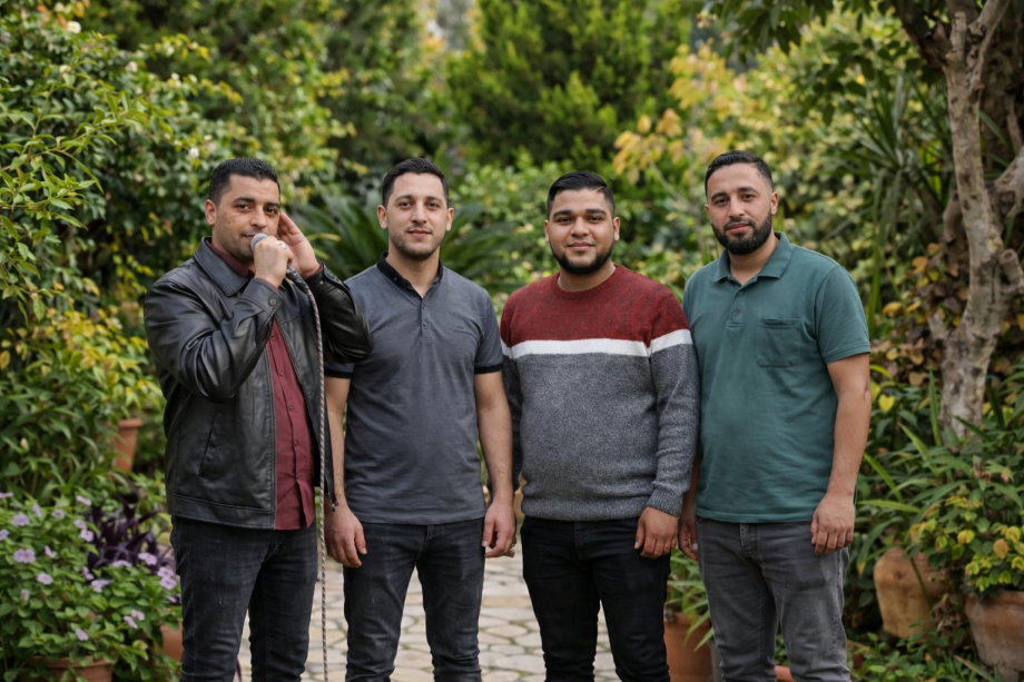 استشهد إخوته الثلاثة وصديقه ..  "الصوت الجريح" يواصل إنشاد الصمود في جباليا 