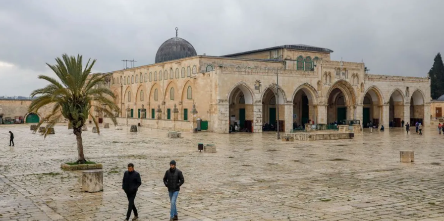 الاحتلال يواصل اغلاق المسجد الأقصى وكنيسة القيامة ويصيب أربعة مواطنين بالرصاص