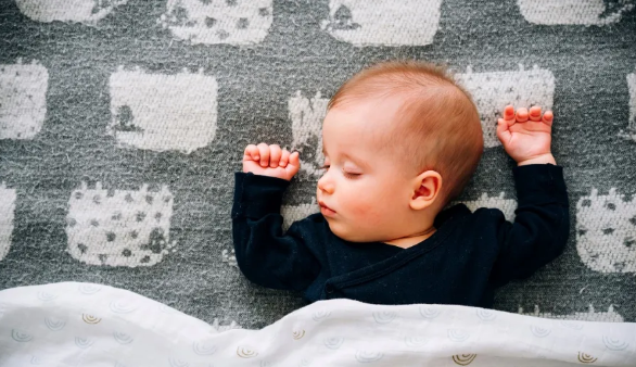 لماذا ينام المولود كثيراً في أيامه الأولى؟ علامات لا يجب تجاهلها