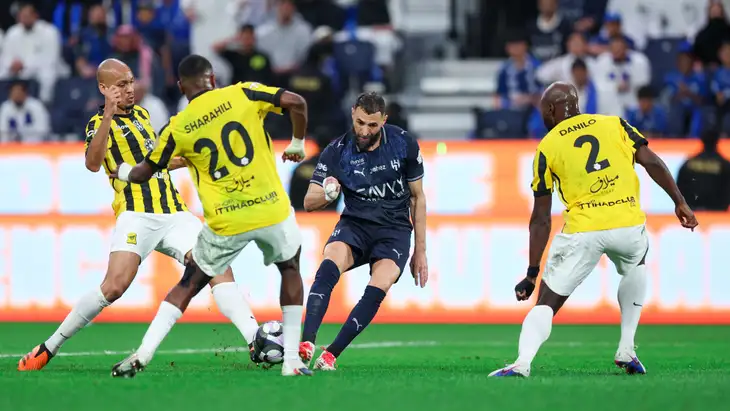 إصابة مباغتة ..  بنزيما يصعق الهلال قبل مباراة التعاون