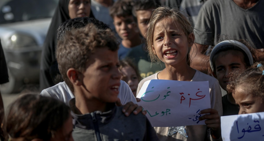 غزة_تموت_جوعاً" ..  وسم يصرخ بوجع الجوع تحت أنقاض الحرب
