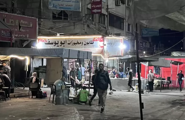 بعد عامين من العتمة ..  مولِّدات الشَّوارع تعيد لغزَّة جزءًا من نورها  