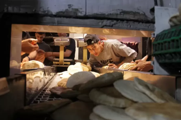 وقف "الأغذية العالمي" الخبز المدعوم يتعارض مع جهود كسر المجاعة في غزة 