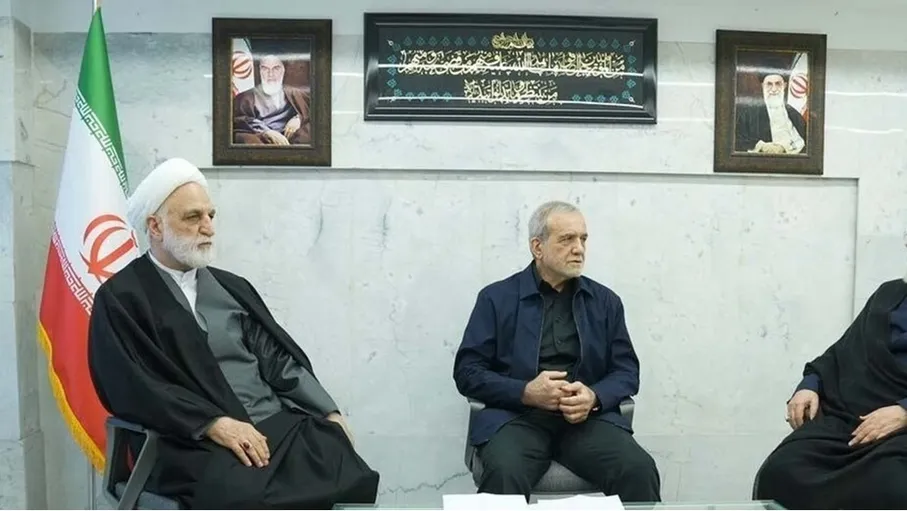 انعقاد الجلسة الثانية لمجلس القيادة المؤقت في إيران بحضور بزشكيان 