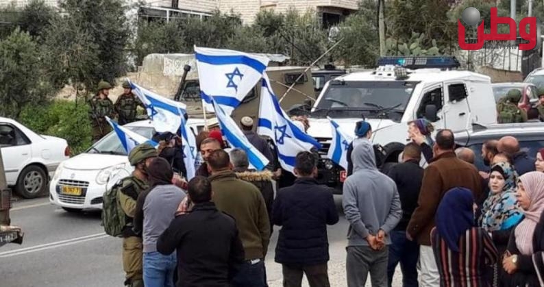 مستوطنون يرفعون أعلامًا إسرائيلية فوق أراضٍ جنوب بيت لحم
