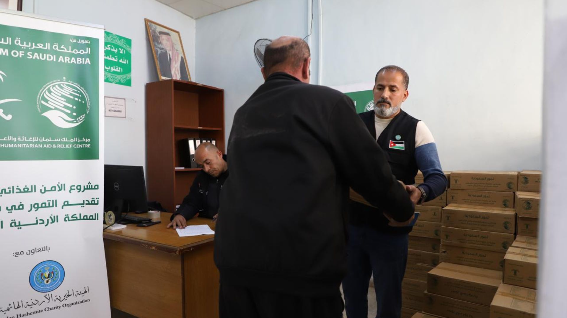"الخيرية الهاشمية" ومركز الملك سلمان للإغاثة يختتمان مشروع توزيع التمور في الأردن