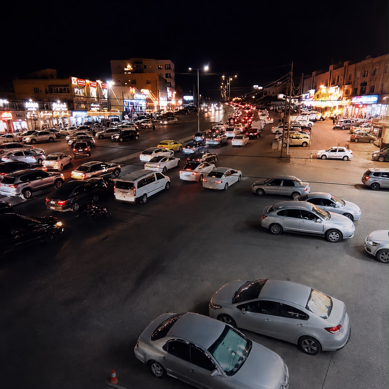 إشارات أبو عرابي العدوان تُربك السائقين ..  طوابير مركبات وشكاوى من اختناق مروري