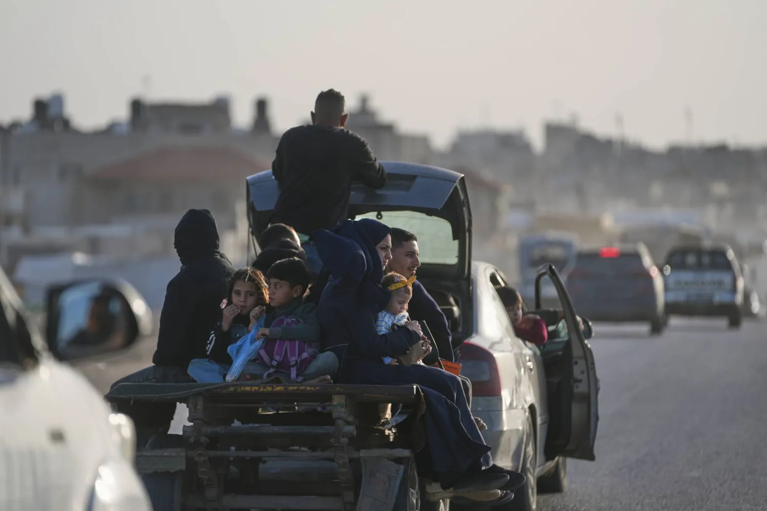 إذاعة «هنا غزة» ..  صوت السكان في القطاع الفلسطيني المدمر