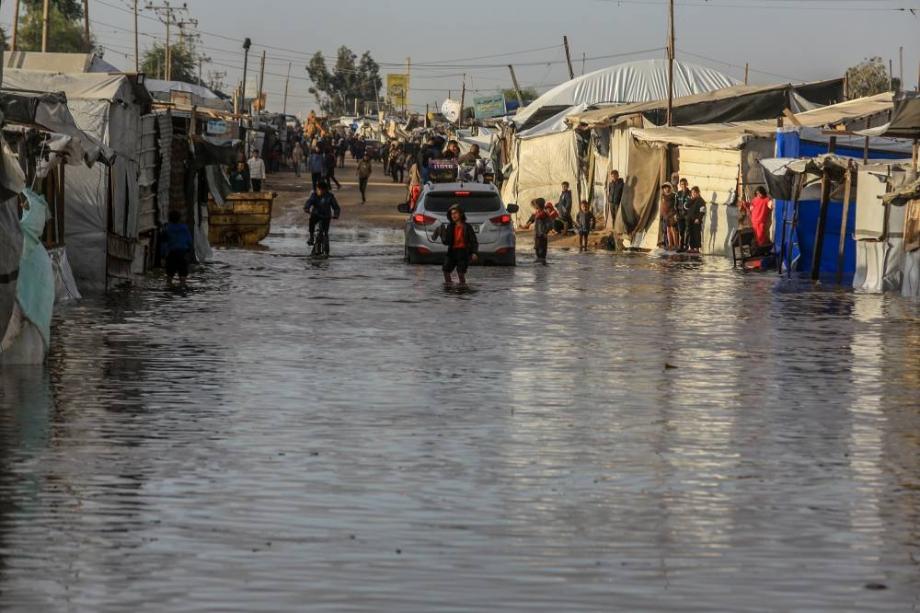 الأمطار الغزيرة تغرق خيام النازحين بغزة وتفاقم معاناة الآلاف  