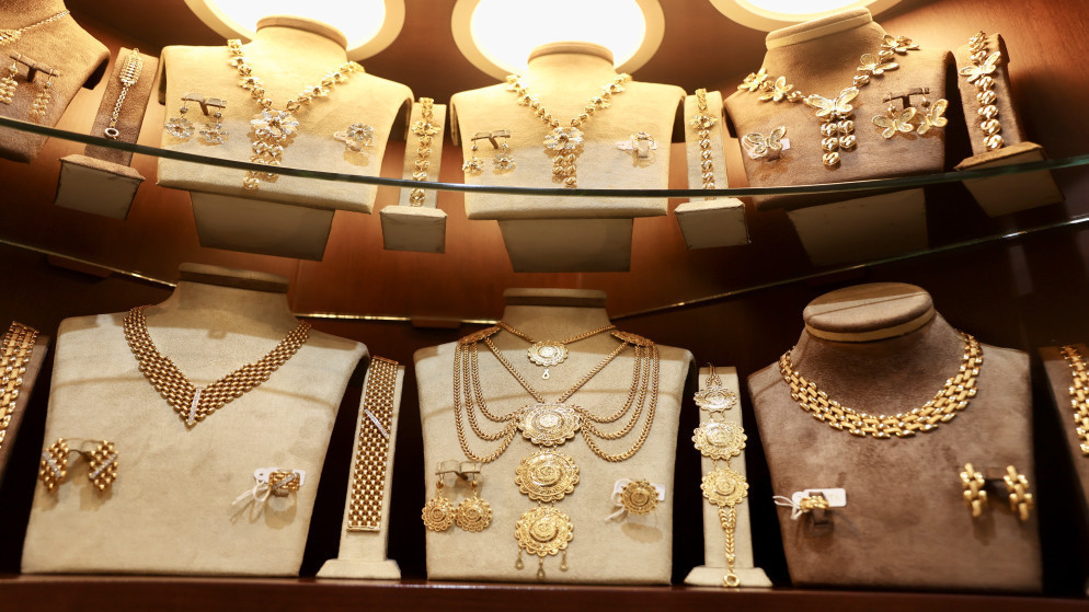 103.6 دنانير سعر غرام الذهب عيار 21 في السوق المحلية الأربعاء