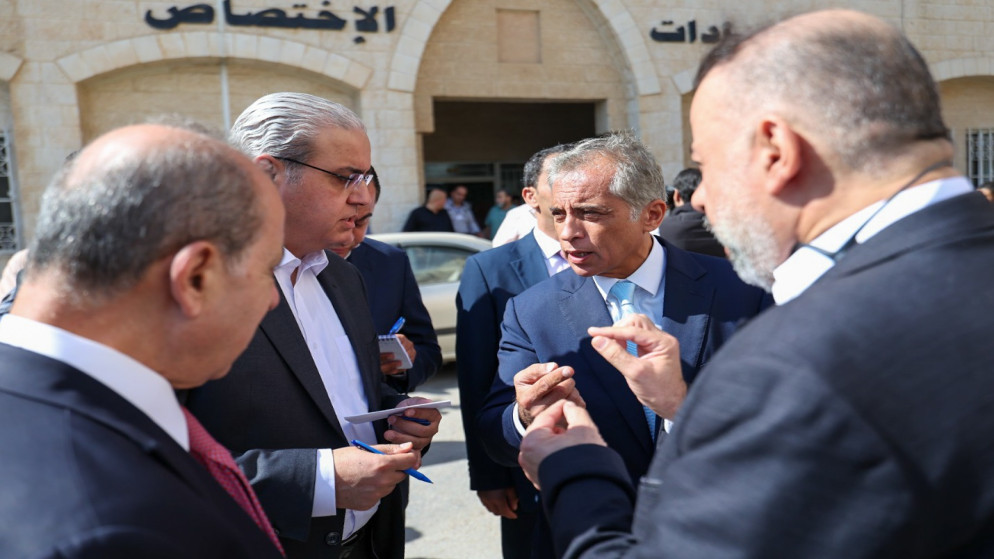 رئيس الوزراء يوجه بإنشاء مبنى جديد للعيادات في مستشفى اليرموك الحكومي