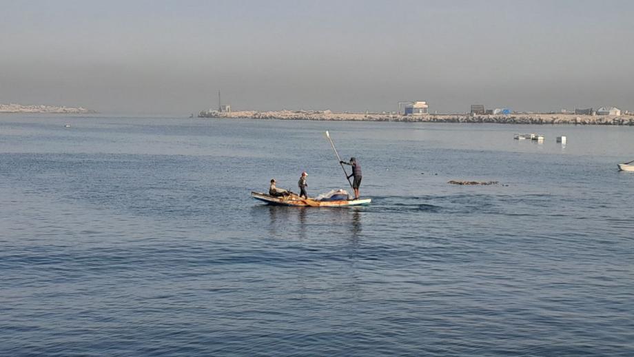 ملاحَقون عند الشاطئ ..  الصيادون في مرمى نيران “كواد كابتر”  