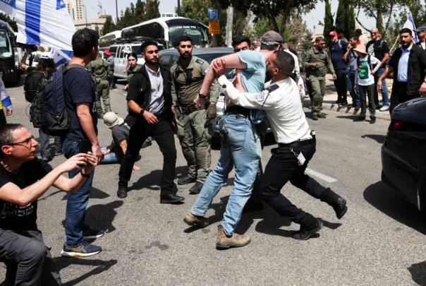 إسرائيليون يهاجمون خيمة اعتصام أمام الكنيست تطالب بوقف حرب غزة