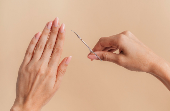 أخطاء العناية بالأظافر التي ترتكبينها يومياً من دون أن تعرفي ..  وكيف تصححينها؟