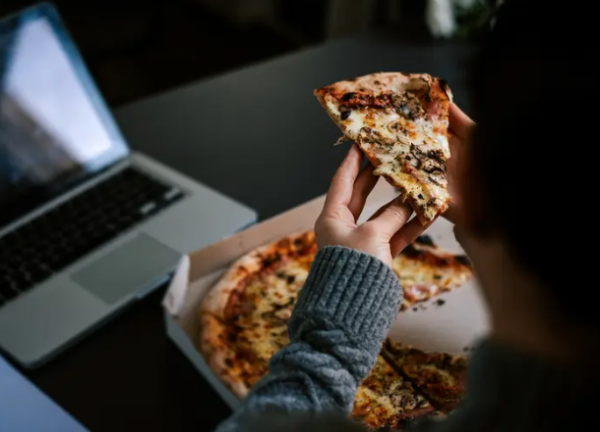 10 أطعمة يجب عليك تجنبها قبل النوم  ..  ما هي؟