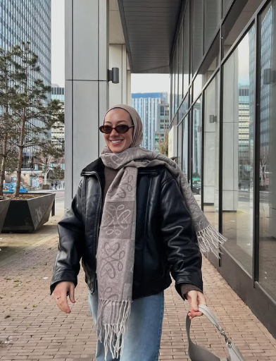 كيف تنسقين الأوشحة مع الحجاب على طريقة مدونات الموضة؟