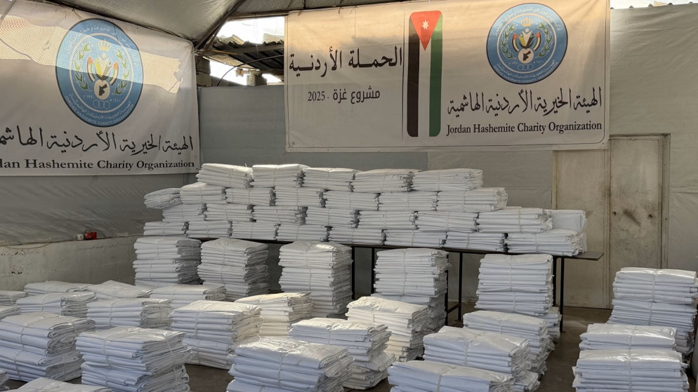 الحملة الأردنية تستكمل حملة توزيع الشوادر وصيانة خيام النازحين في غزة