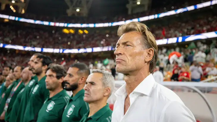 3 يعملون بالمملكة ..  الاتحاد السعودي يفاوض 5 مدربين لخلافة رينارد