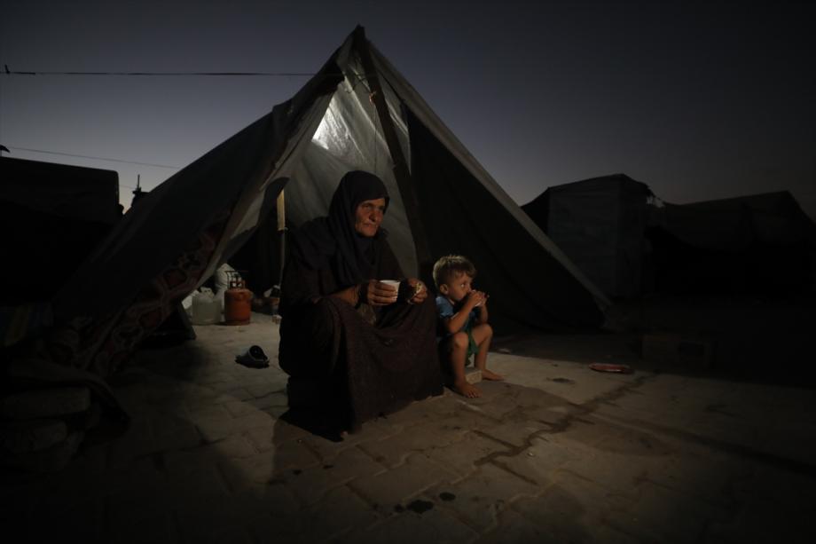 مبادرات فردية تحاول سد فجوة الكهرباء بغزة