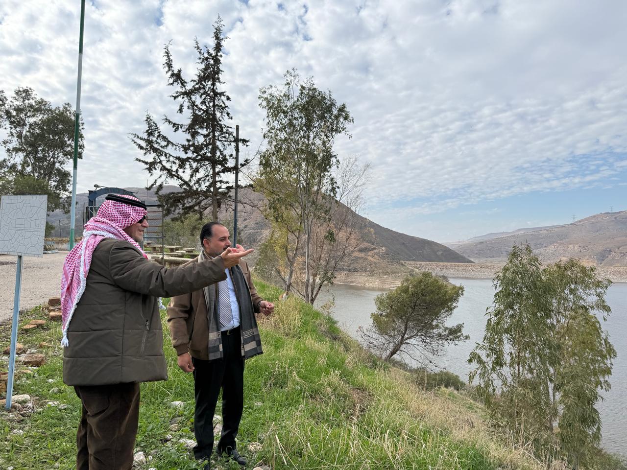 وزير المياه والري يطلع على جهود كوادر وادي الاردن في سد الملك طلال 