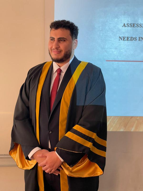 أبوكركي يهنئ الممرض حمزة الفراهيد بالماجستير