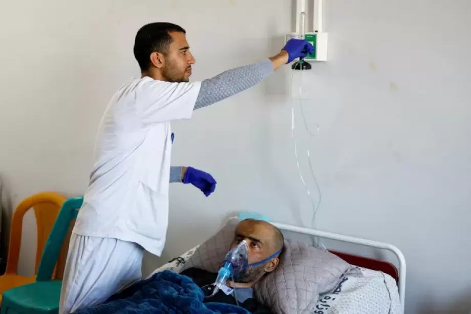 يوسف النباهين ..  صراعٌ مرير مع السرطان في خيمة النزوح وانتظارٌ يفاقم الألم 