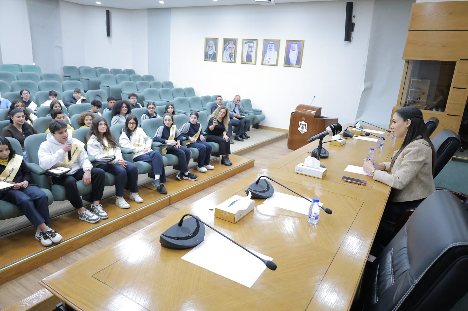 الخزوز تلتقي وفدًا طلابيًا وتؤكد أهمية دور الشباب في نهضة الأردن