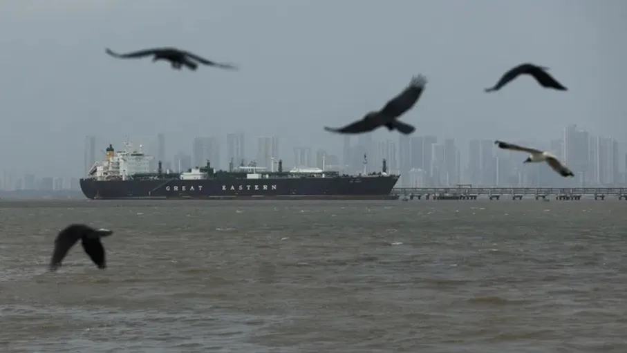 تحليلات بحرية: 12 سفينة فقط عبرت مضيق هرمز خلال 24 ساعة