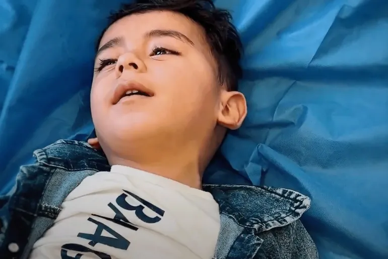 رغم انهيار القطاع الصحي ..  عملية معقدة تنقذ طفلا في غزة من إعاقة دائمة