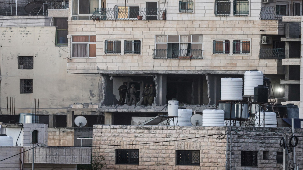 الاحتلال الإسرائيلي يعتقل أكثر من 30 فلسطينيا من الضفة بينهم ثلاث سيدات