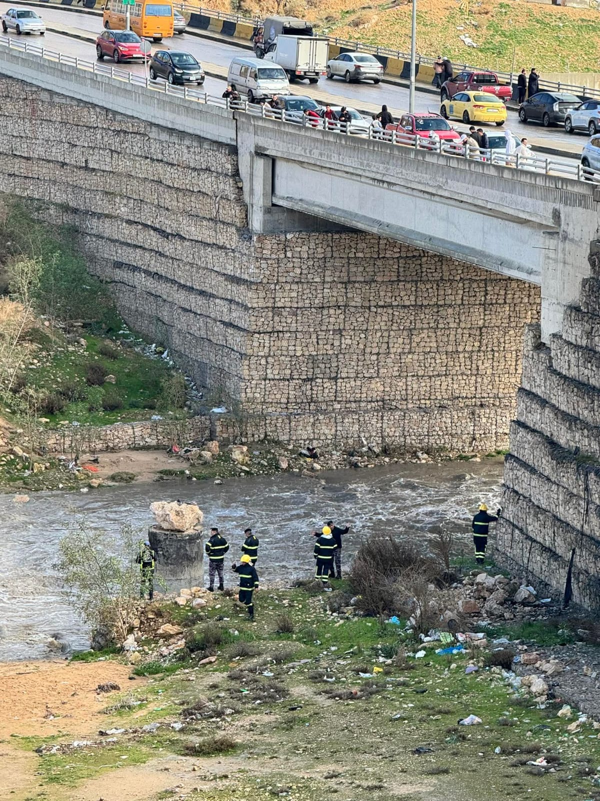 الأمن العام يعثر على الشخص الغريق داخل مجرى سيل الزرقاء 