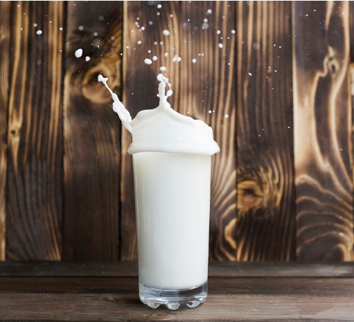 هل الحليب البارد يزيل الهالات السوداء؟ فوائده وطريقة استخدامه لتفتيح محيط العين