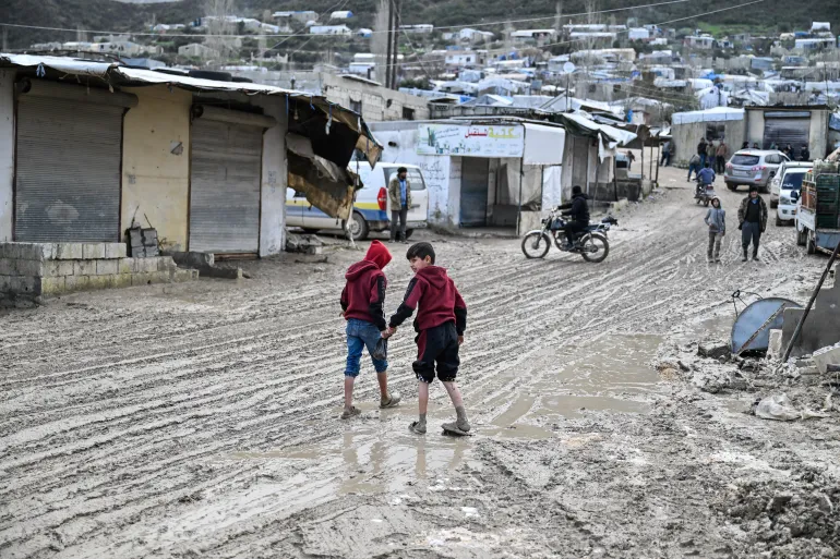 إجلاء 173 عائلة سورية من 6 مخيمات بريف إدلب بسبب الأمطار