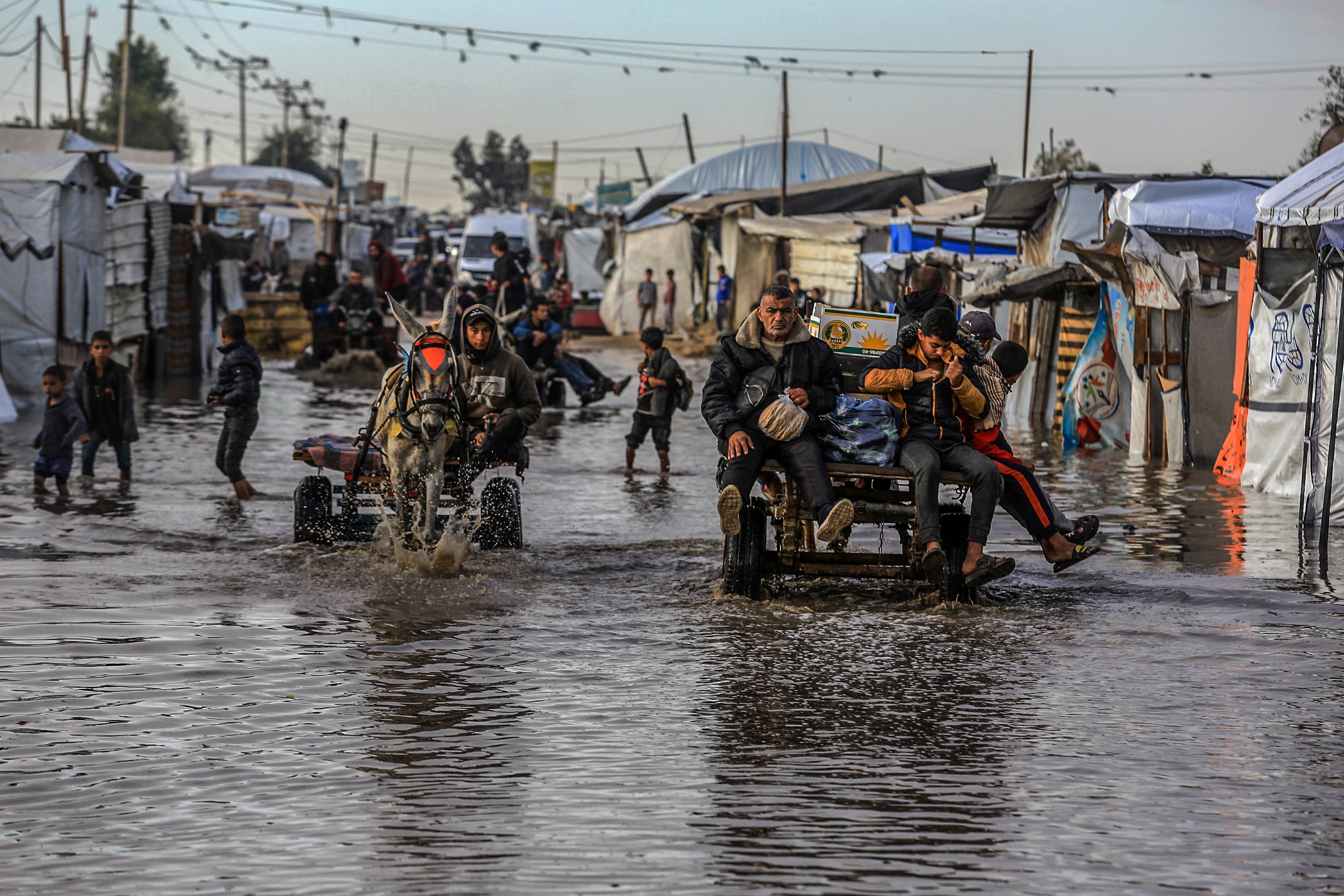 غرق عشرات خيام النازحين جراء الأمطار في مواصي خان يونس جنوبي غزة