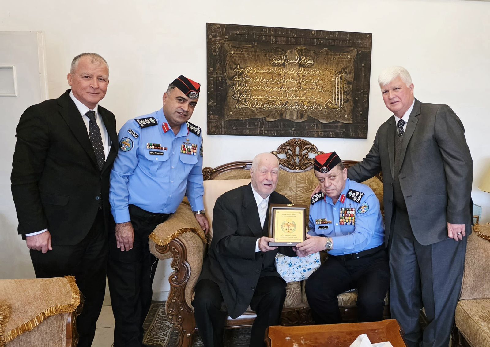 "الأمن العام" تكرّم الرائد المتقاعد رقم (650) سعد الدين هاكوز البالغ من العمر (98) عاماً