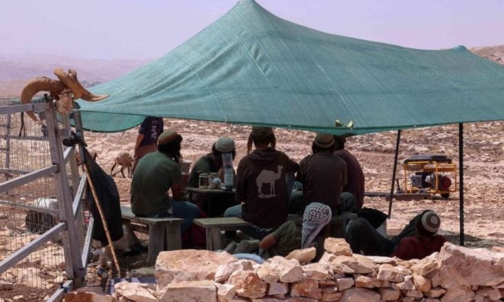مستوطنون يحرقون 3 خيام جنوب الضفة الغربية