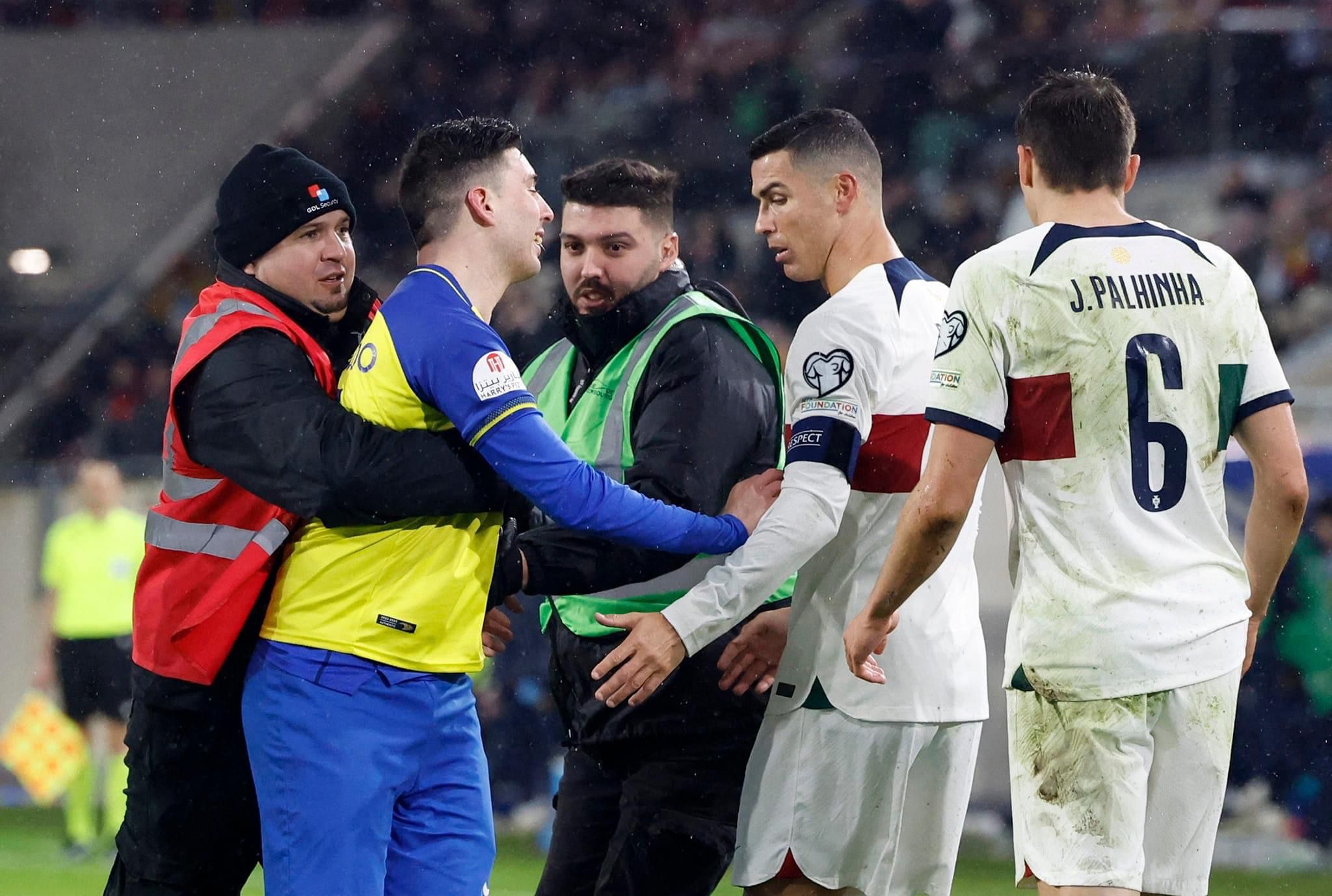 مشجع بقميص نادي النصر يقتحم الملعب لمصافحة رونالدو ..  صور 