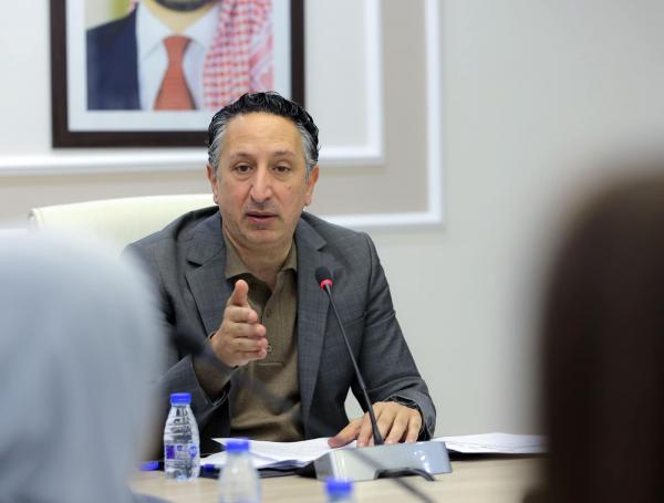 النائب معتز أبو رمان يمنح موظفيه عطلة ومكافأة احتفالًا بتأهل النشامى