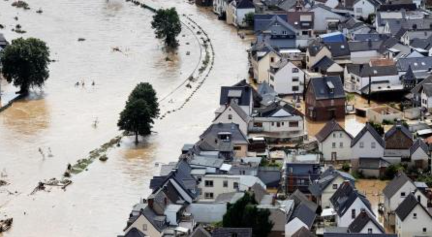 الفيضانات في المانيا تُحول الشوارع لـ " أنهار "