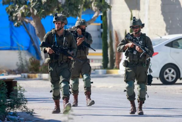 قوات الاحتلال تقتحم مدرسة بالخليل وتداهم منازل منفذي عمليات