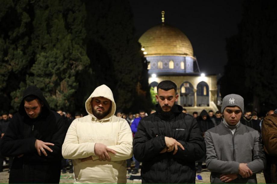 40 ألف مصلٍّ يؤدون صلاتيّ العشاء والتراويح في المسجد الأقصى 