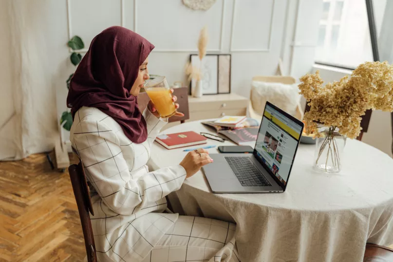 في اليوم العالمي للمرأة ..   79.6% نسبة المتعطلات الجامعيات الإناث 
