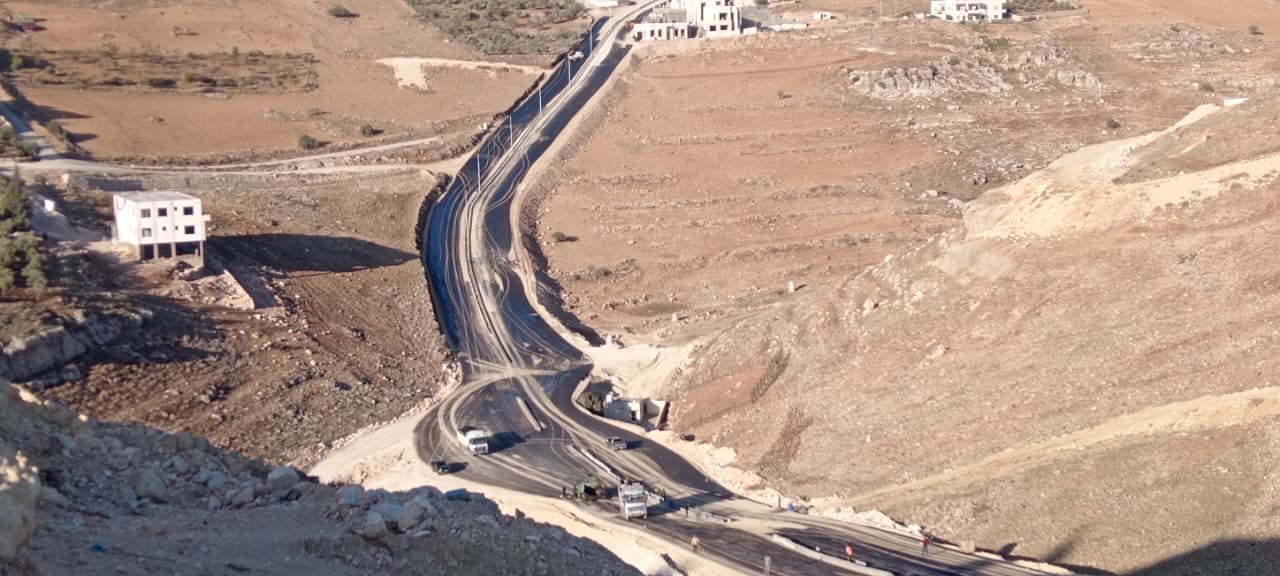 بلدية السلط الكبرى تباشر أعمال المرحلة النهائية من مشروع توسعة مدخل مدينة السلط الرئيسي 